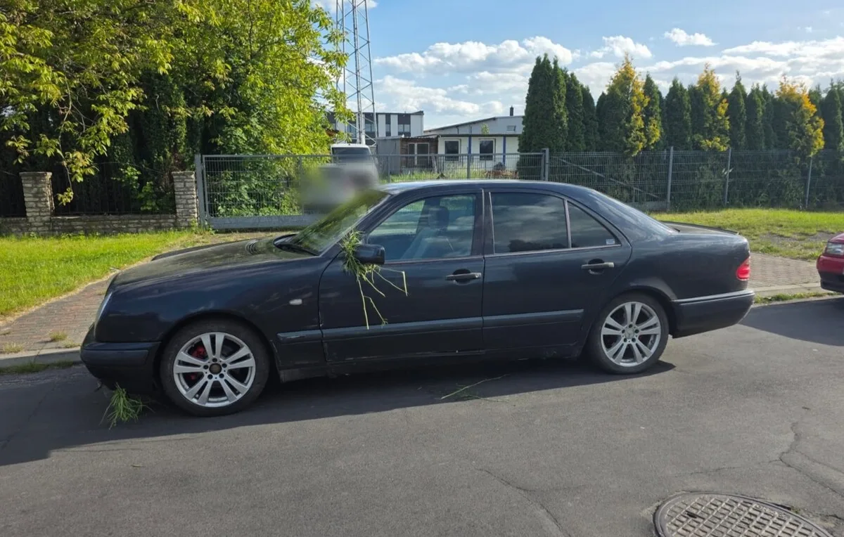 Ucieczka kierowcy mercedesa w Strzelcach Opolskich z powodu braku prawa jazdy