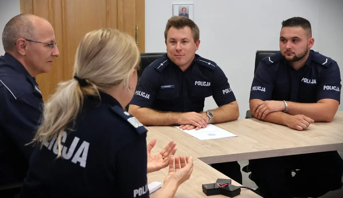 Podziękowania dla dzielnicowych z Głuchołaz od Komendanta Wojewódzkiego Policji w Opolu