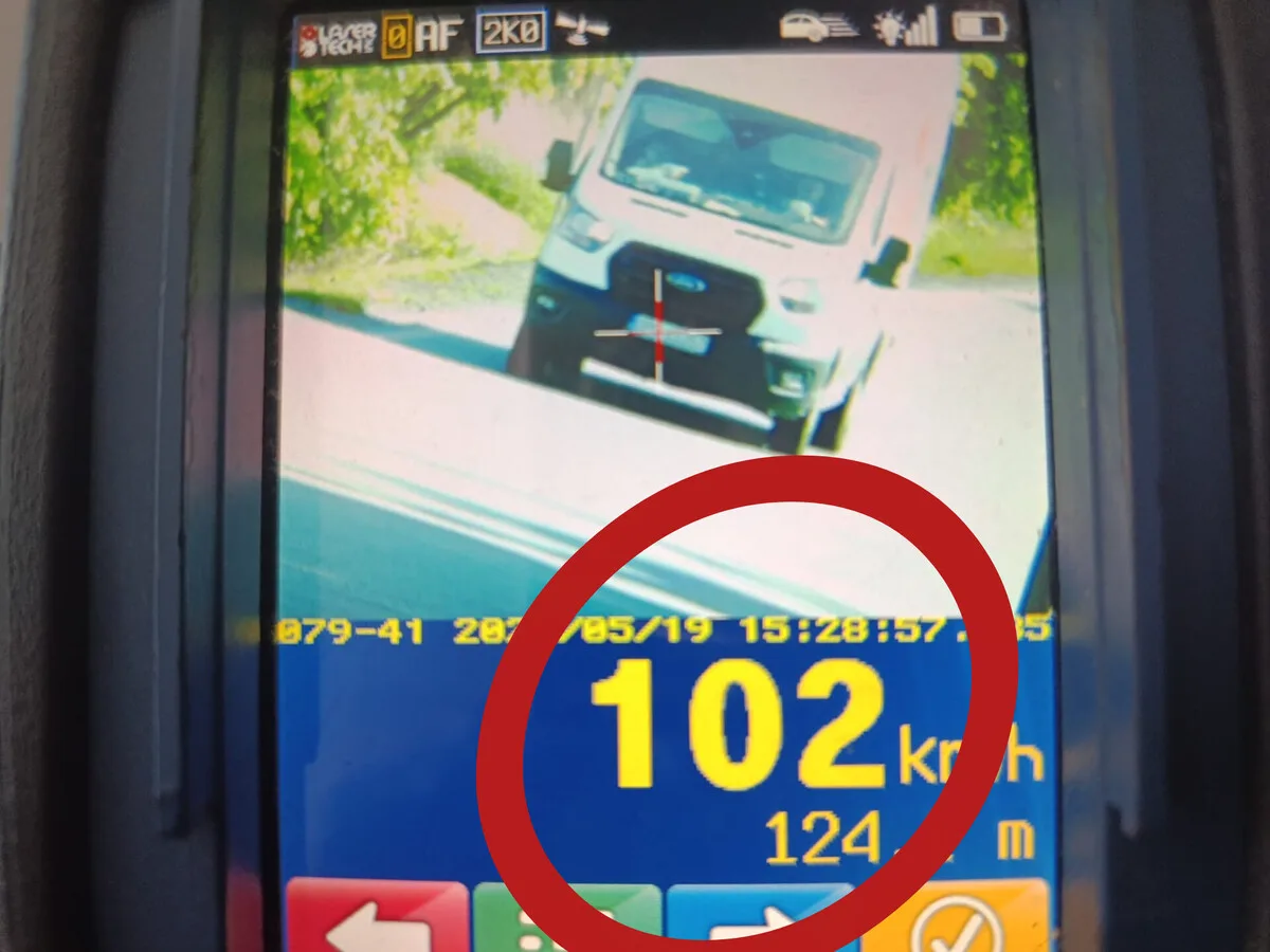 Kierowca dostawczego busa przekroczył prędkość o ponad 50 km/h w miejscowości
