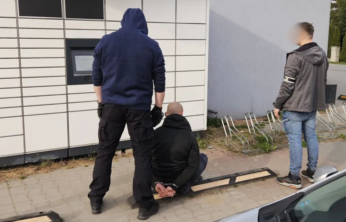 Zatrzymanie 28-latka i 22-latka – życie w ukryciu i narkotyki