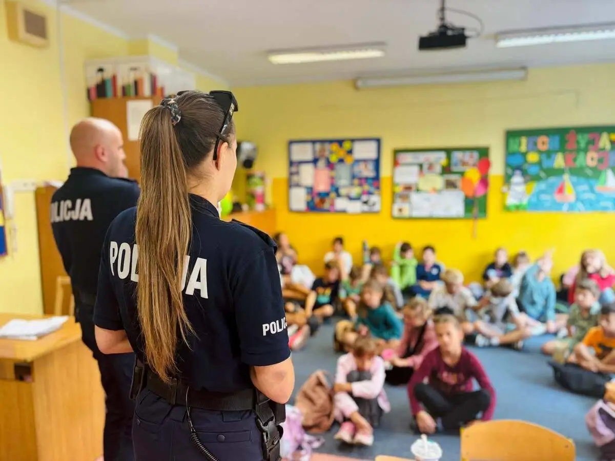 Dzielnicowi policjanci uczą uczniów zasad bezpieczeństwa