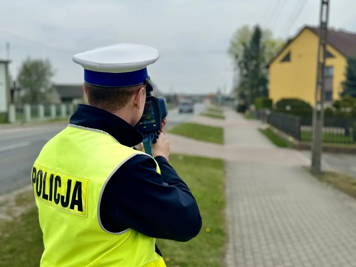 19-latek z zakazem sądowym usiłował uniknąć kontroli, zamieniając się miejscem z pasażerem