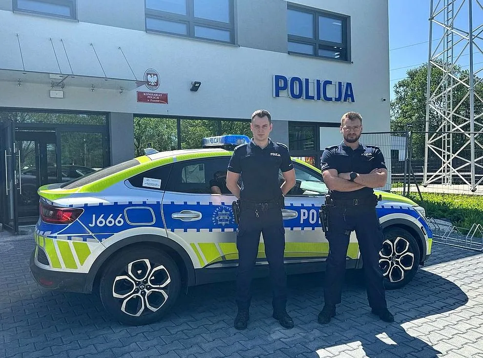 Policjanci uratowali starszego mężczyznę z płonącego mieszkania
