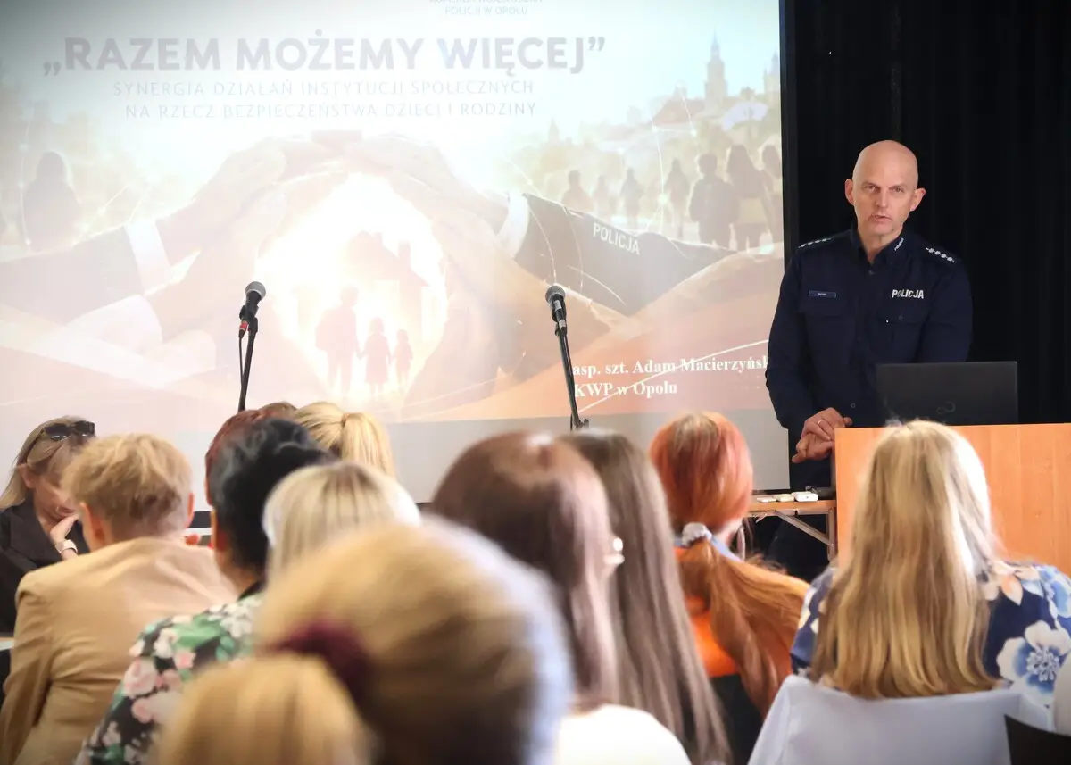 Konferencja o bezpieczeństwie dzieci i rodzin z udziałem opolskiego policjanta