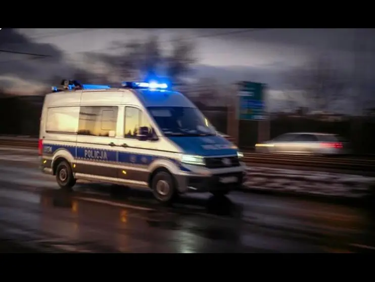 Pościg policyjny za nietrzeźwym kierowcą zakończony w rowie