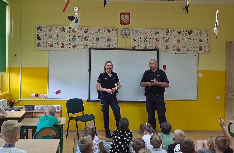 Dzielnicowi edukują dzieci o bezpieczeństwie na wakacjach