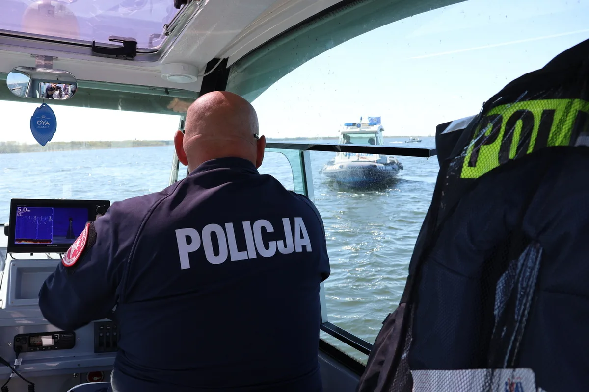 Interwencja policji na Jeziorze Dużym: pomoc dla windsurfera