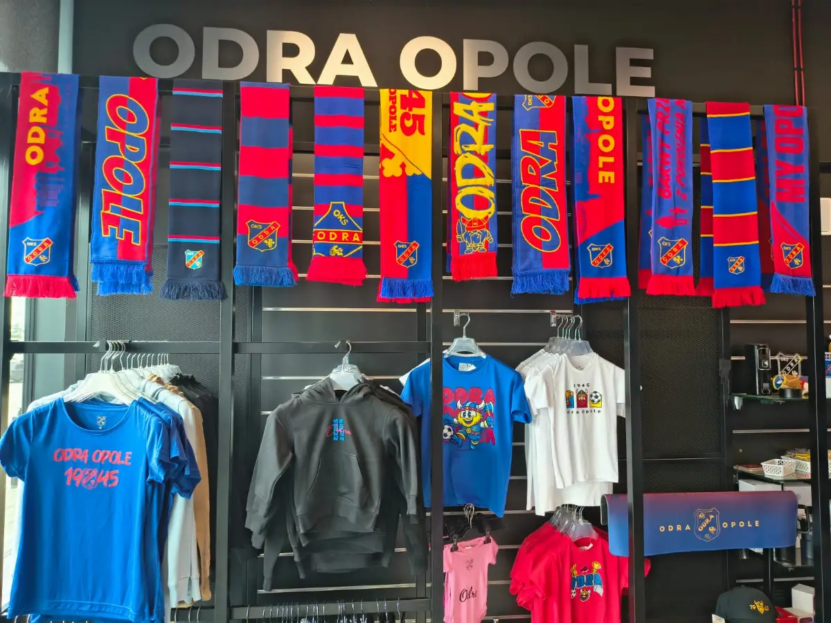 Cztery punkty sprzedaży gadżetów OKS Odry Opole podczas inauguracji sezonu