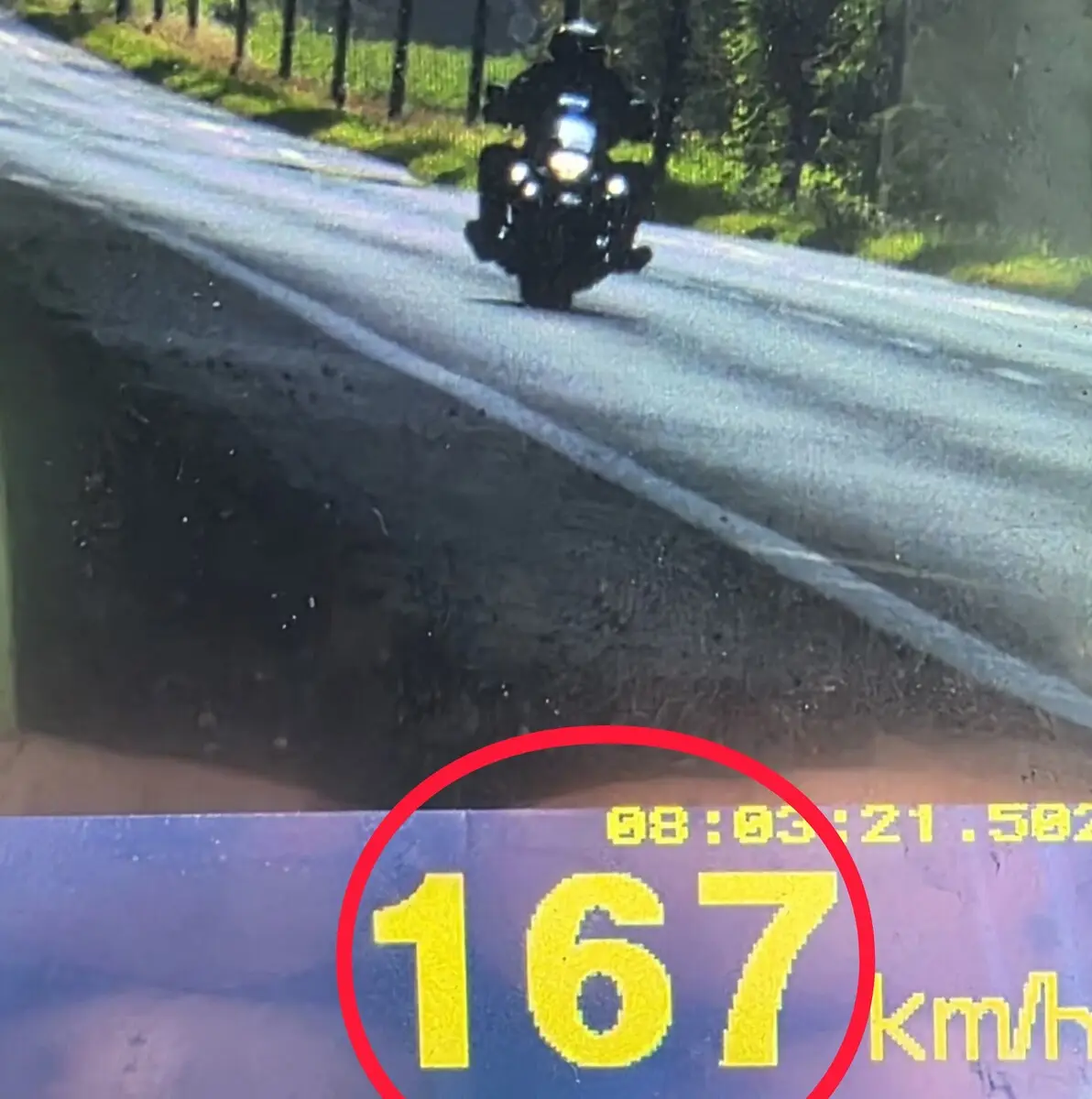 Motocyklista zatrzymany za przekroczenie prędkości - stracił prawo jazdy i dostał mandat