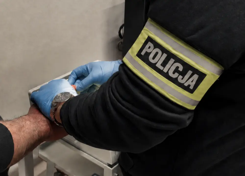 20-latek zatrzymany za posiadanie narkotyków i paserstwo słodyczy