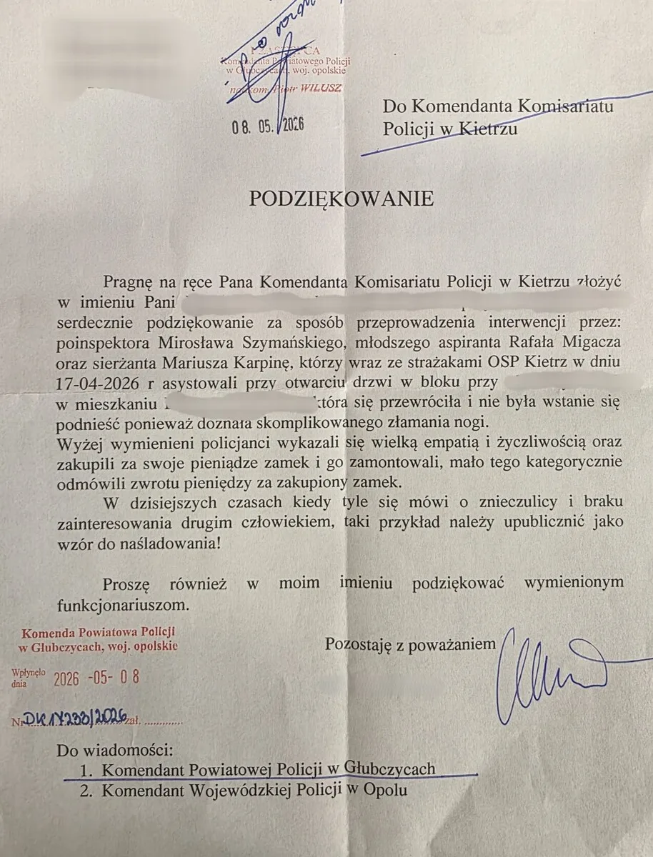 Kietrzańscy policjanci pomagają seniorki po upadku
