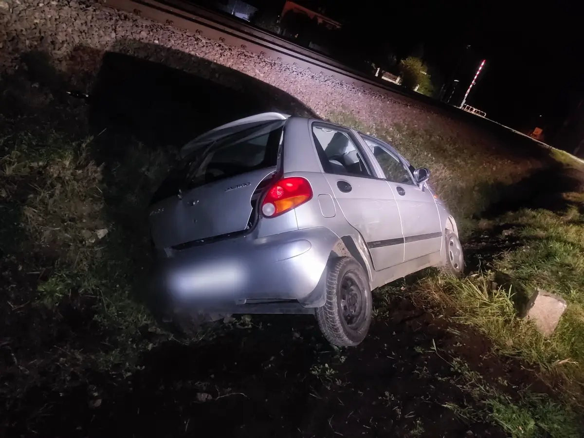 Nieudana przejażdżka 23-latka bez prawa jazdy zakończona w rowie
