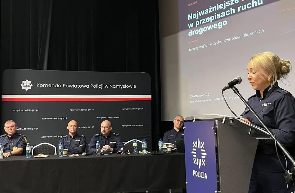Debata społeczna 'Bezpieczny Senior – Świadomy Senior' z udziałem policjantów z Namysłowa
