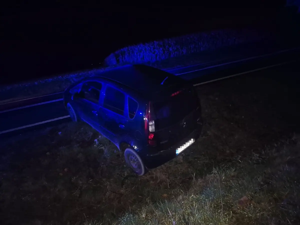 Kierowca wpadł do rowu po próbie ominięcia korka. Posiadał prawie 2 promile alkoholu