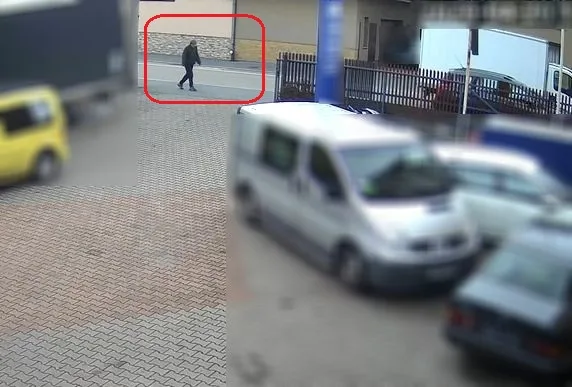 Mężczyzna ukradł portfel i samochód, a następnie wjechał nim do rowu będąc pijanym