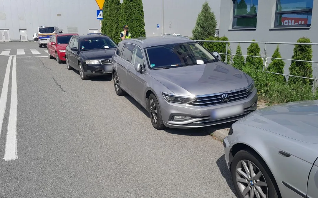 Interwencja Straży Miejskiej w sprawie parkowania przy linii ciągłej