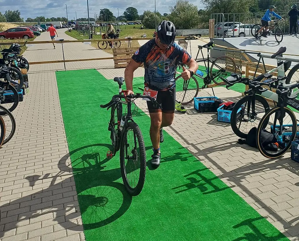 Triathlon w Lewinie Brzeskim – weekend pełen sportowych wyzwań policjantów z Olesna