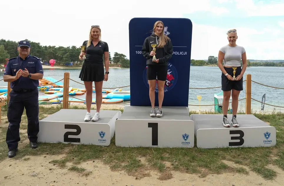 Sierż. Oliwia Mosek na podium V Mistrzostw Służb Mundurowych w Pływaniu na Wodach Otwartych