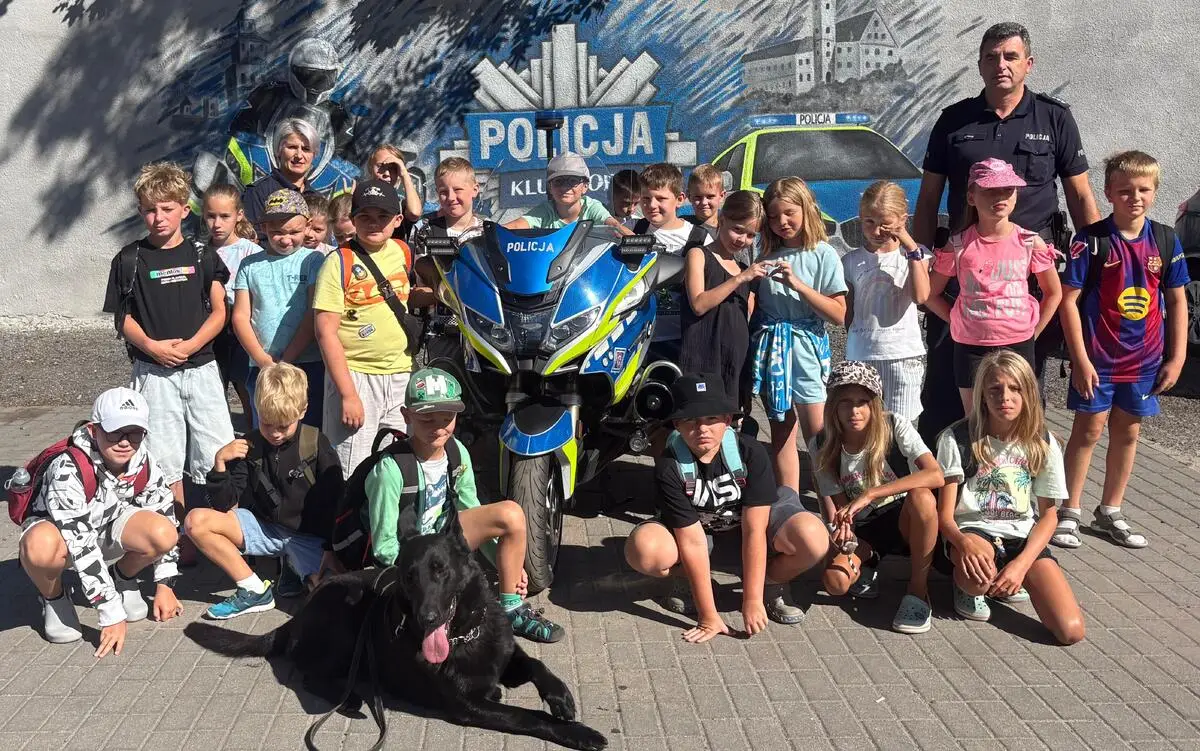 Dzieci zwiedziły kluczborską komendę policji