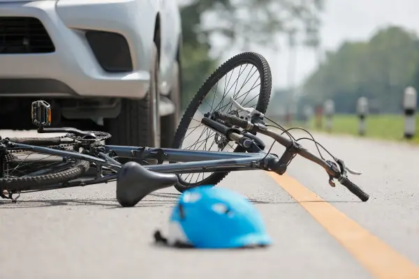 11-letni rowerzysta pozostawił kontakt po stłuczce z autem
