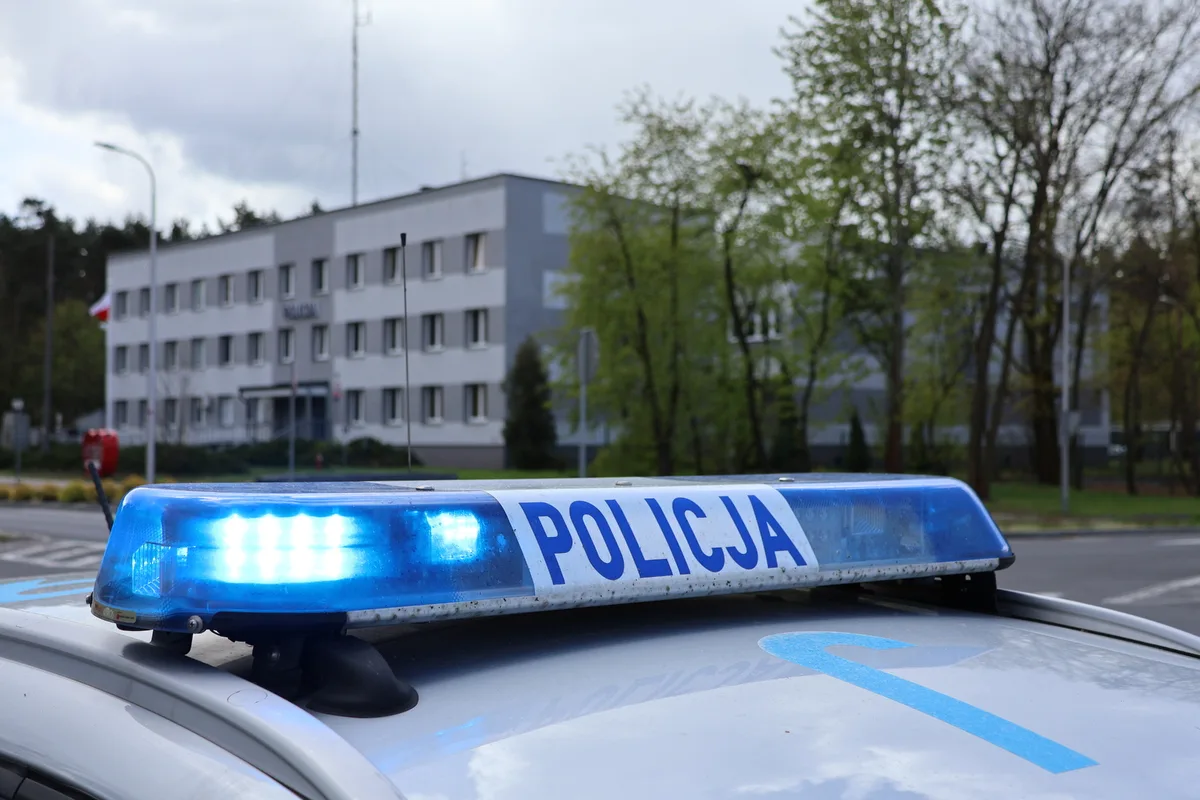 Interwencja policji ratuje 81-latkę uwięzioną przed blokiem
