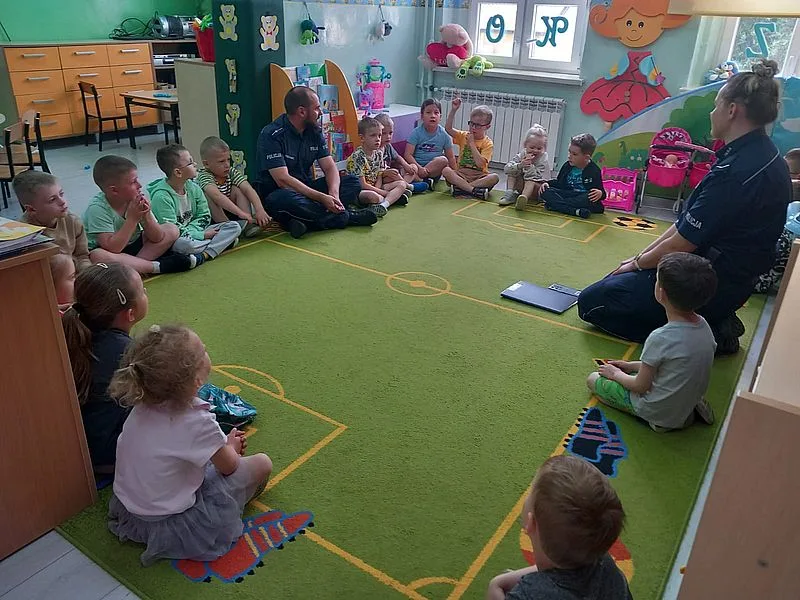 Policjanci edukują dzieci na temat bezpiecznych wakacji