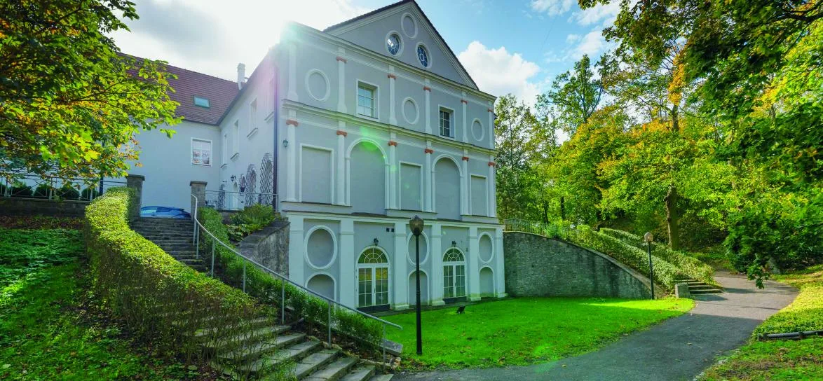 Zamek w Rogowie Opolskim - Historia i Wydarzenia Kulturalne
