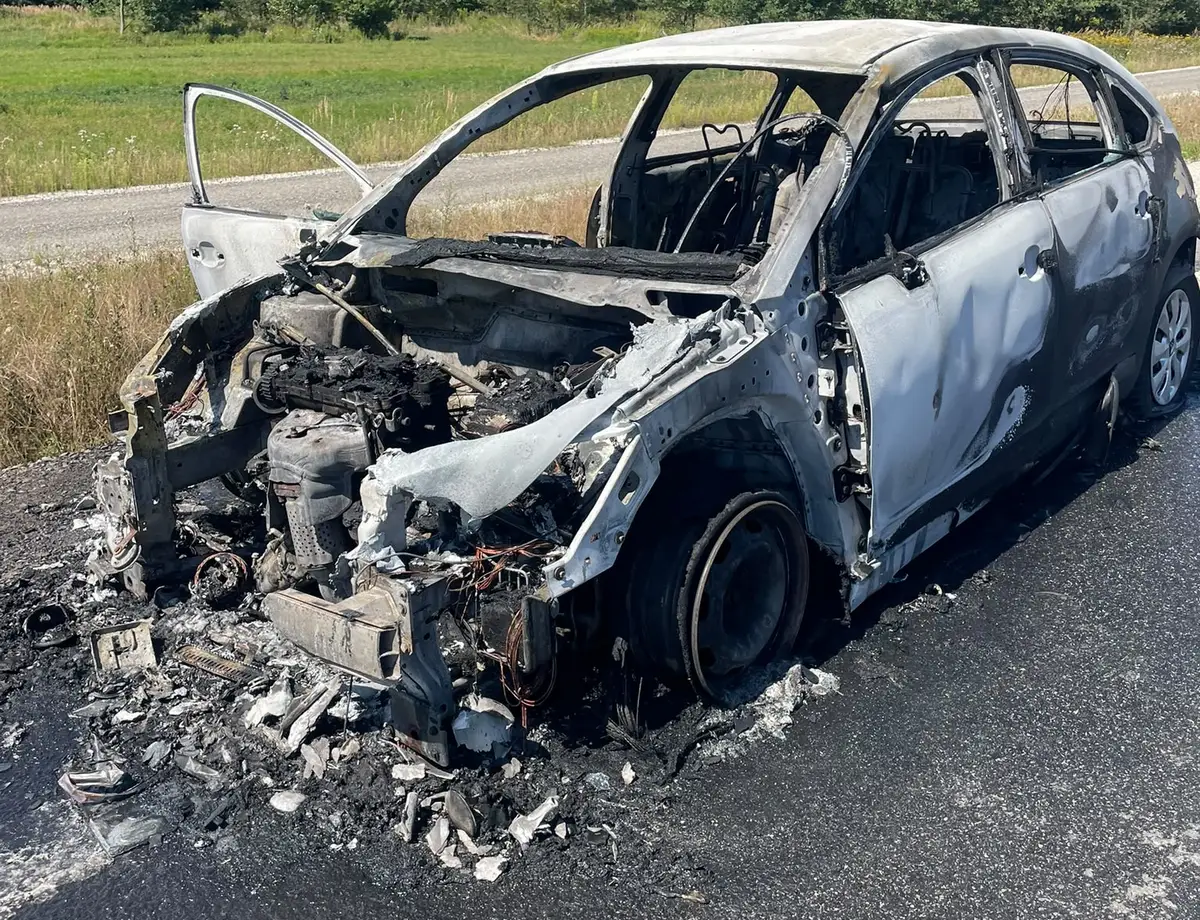 Płonący citroen na DK45 - krapkowicka drogówka uratowała seniorów