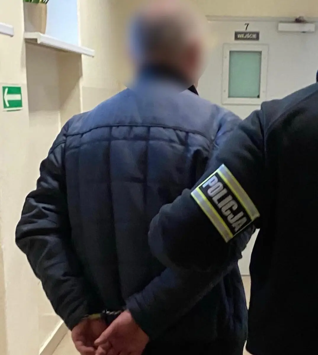 Zatrzymanie dwóch poszukiwanych mężczyzn podczas nocnej służby policji