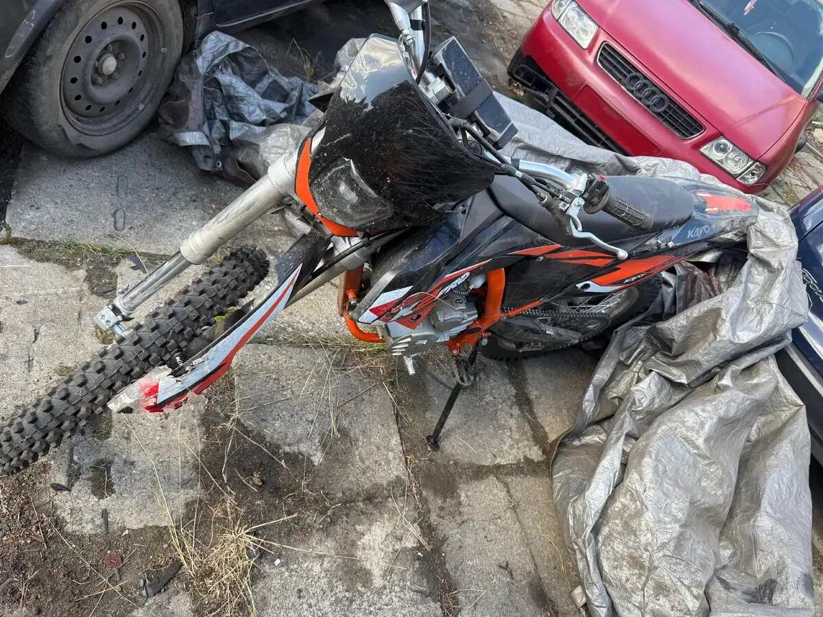 Wypadek quada i motocykla crossowego na drodze leśnej