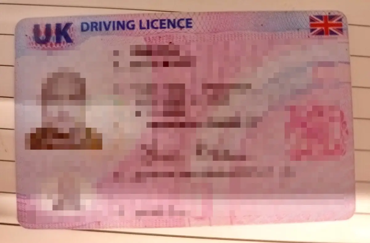Mężczyzna z zakupionym w sieci podrobionym prawem jazdy zatrzymany przez policję