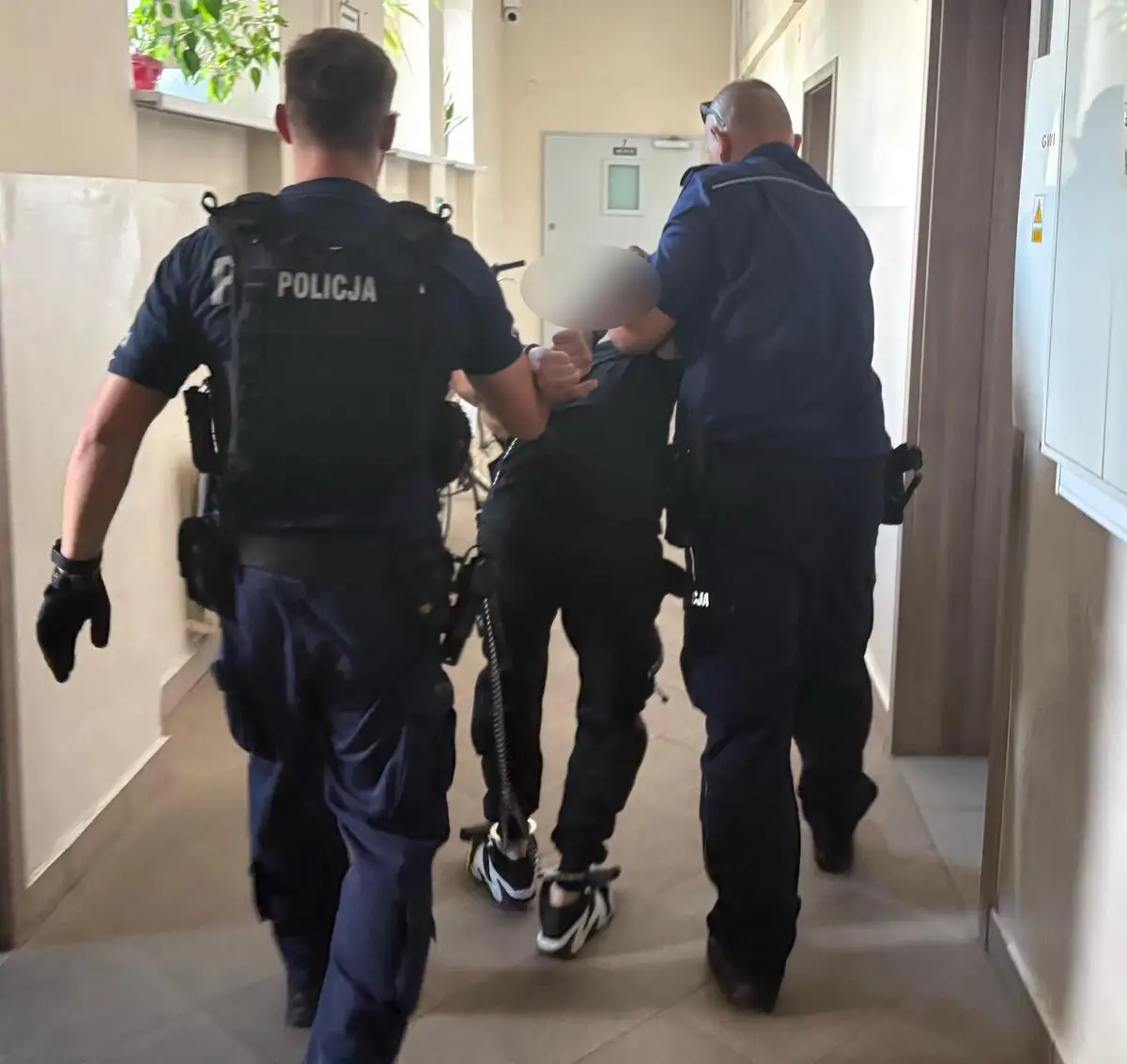 Agresor zatrzymany po wycelowaniu przedmiotu przypominającego broń w policjanta