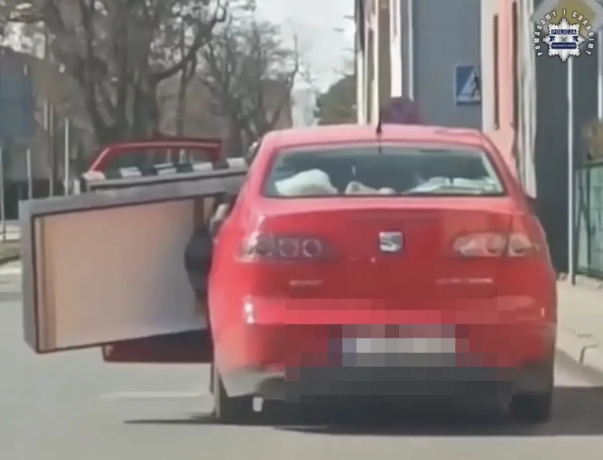 Mandat za niebezpieczny transport kanapy samochodem osobowym