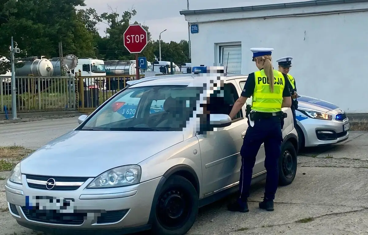 Młody kierowca z Opla zatrzymany przez policję za brak prawa jazdy