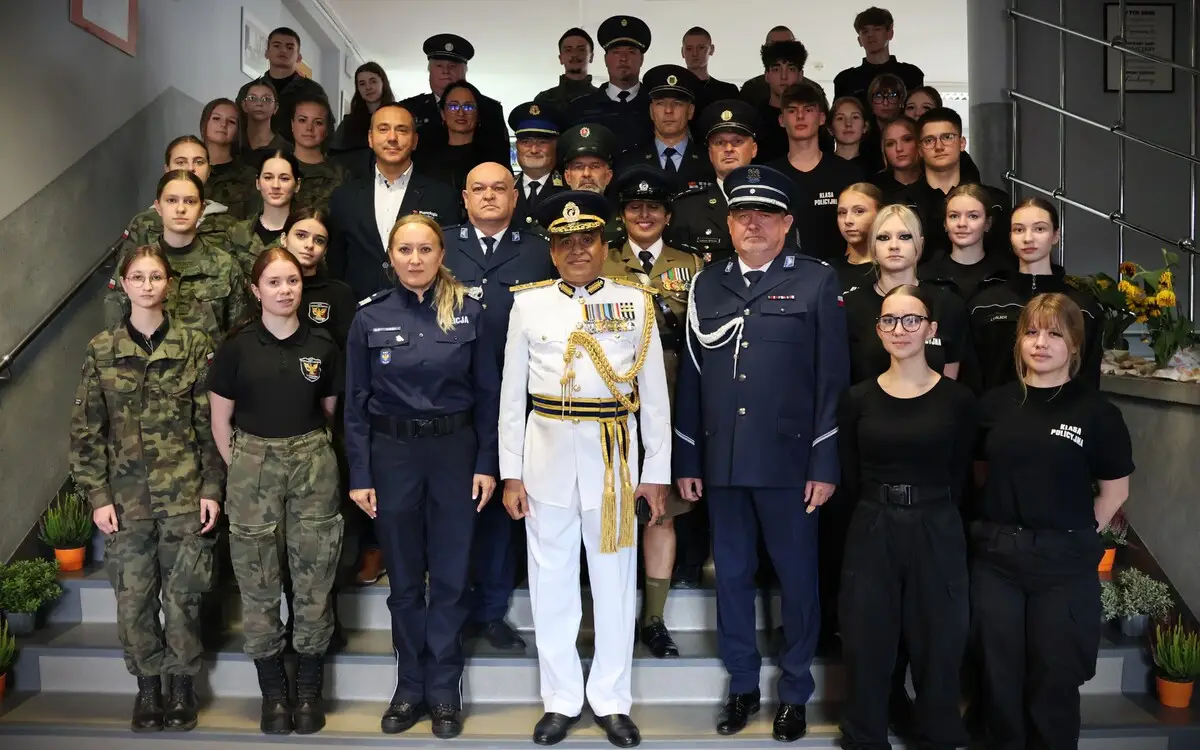Spotkanie uczniów z Komendantem Policji oraz zagranicznymi delegacjami