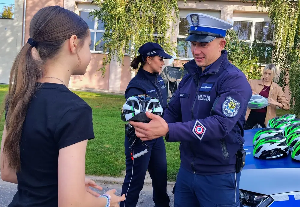 Bezpłatne kaski ochronne dla uczniów ze szkoły w Lewinie Brzeskim