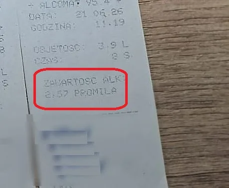 Nietrzeźwy kierowca zatrzymany z pustą butelką na siedzeniu pasażera