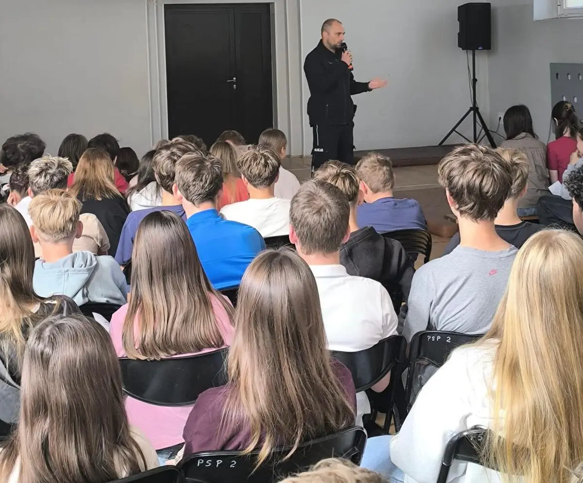 Kluczborscy policjanci edukują uczniów na temat przemocy rówieśniczej