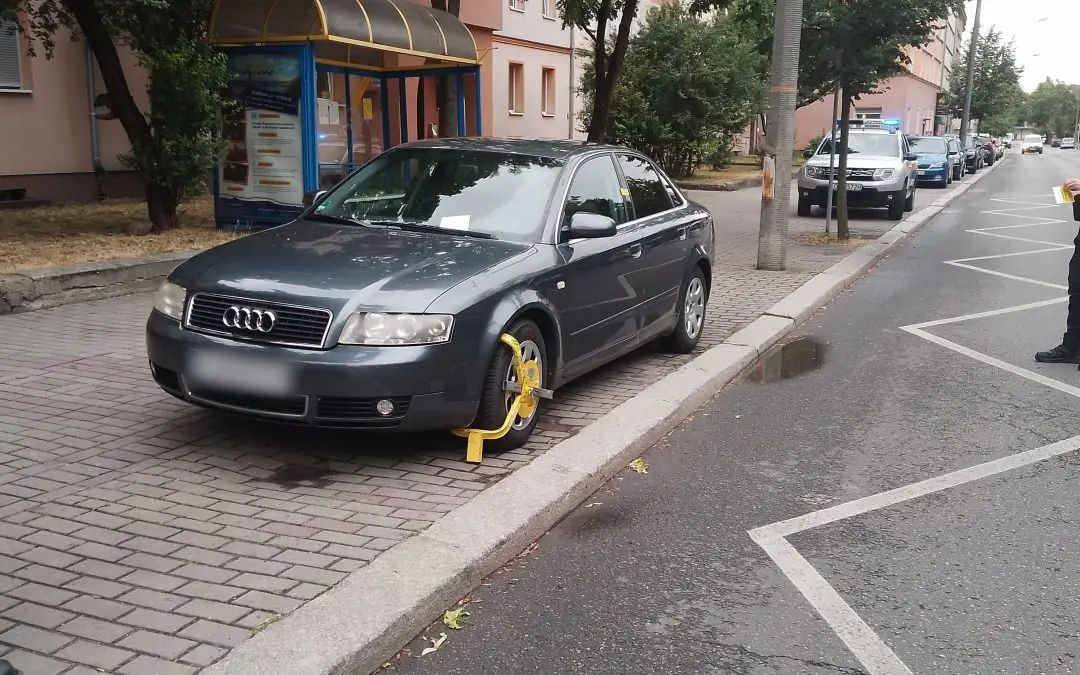Interwencja Straży Miejskiej w sprawie nieprawidłowego parkowania przy przystanku MZK