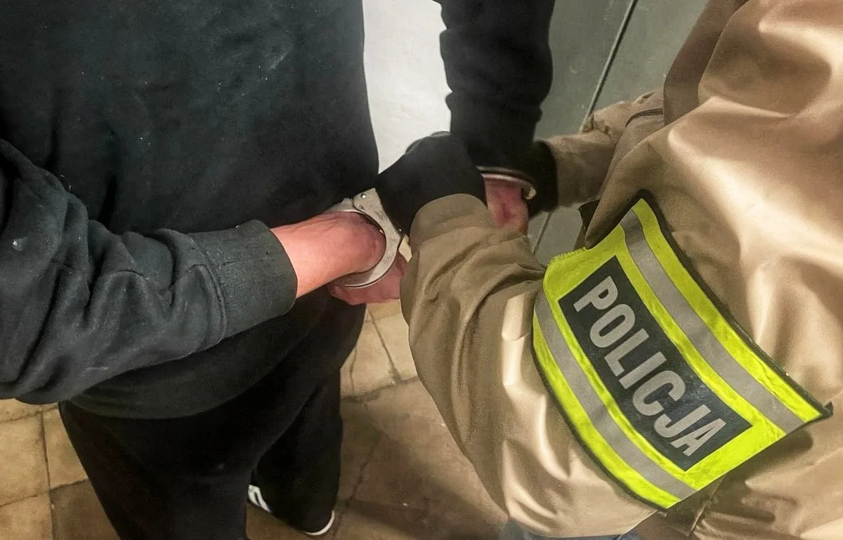 Kolizja z radiowozem i posiadanie amfetaminy – 43-latek zatrzymany przez policję