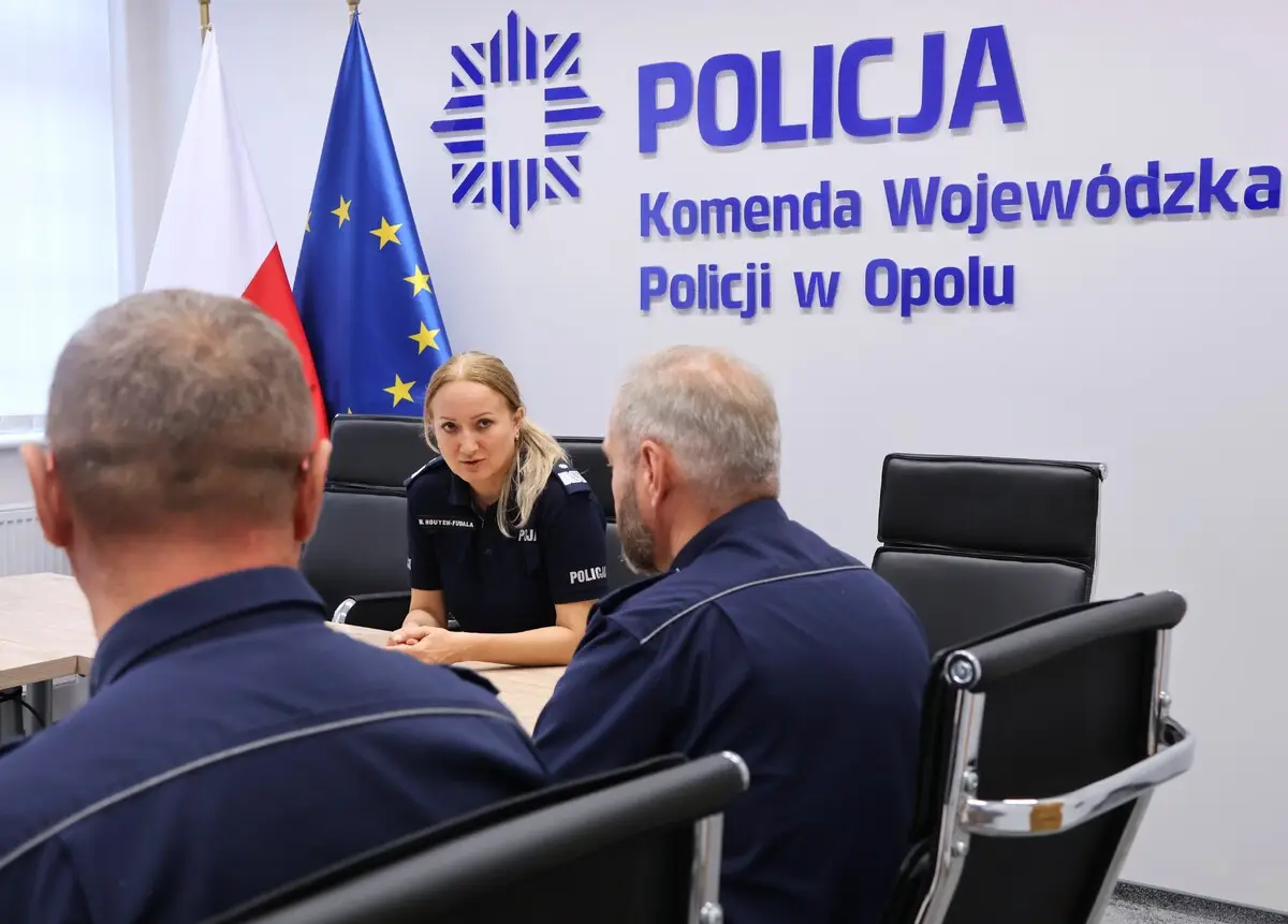 Spotkanie Komendanta Wojewódzkiego Policji z dyżurnym, który pomógł 13-latkowi