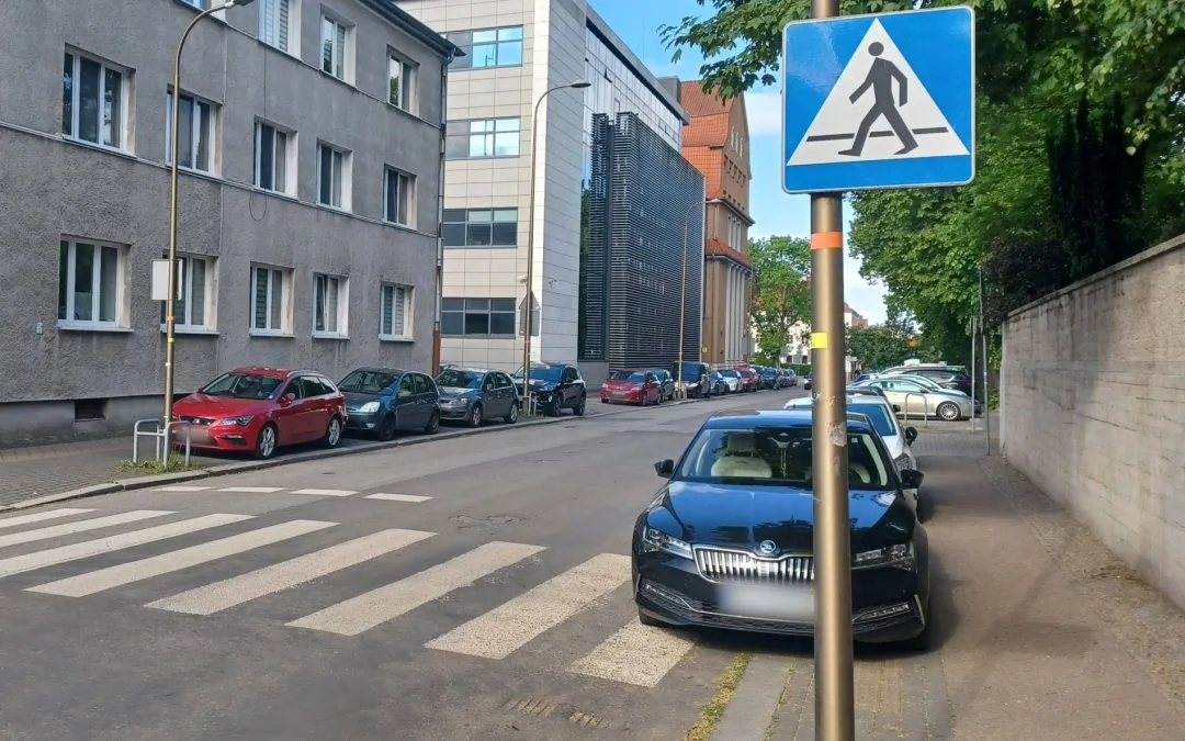 Parkowanie na przejściu dla pieszych w Opolu