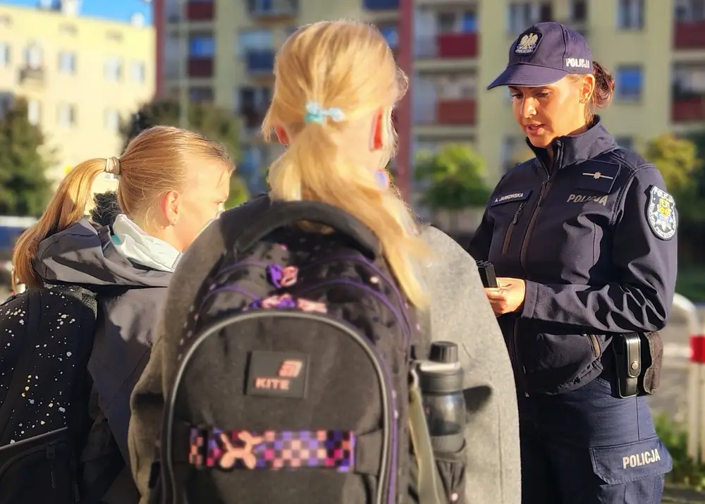 Policja promuje bezpieczeństwo w drodze do szkoły