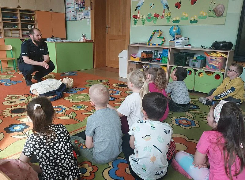 Dzielnicowi uczą przedszkolaków, jak ratować życie