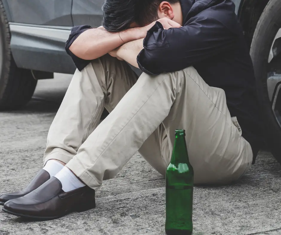 Nietrzeźwy kierowca zatrzymany przed blokiem, inny jechał z zakazem