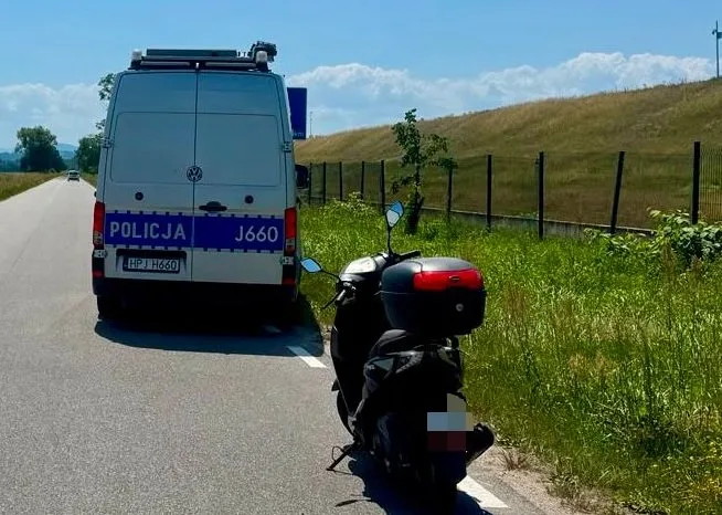 Kierowca skutera zatrzymany za jazdę na czerwonym świetle