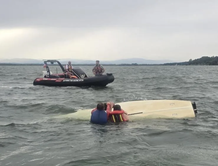 Ratunek dla osób z tonącego jachtu przez policjantów z ogniwa wodnego