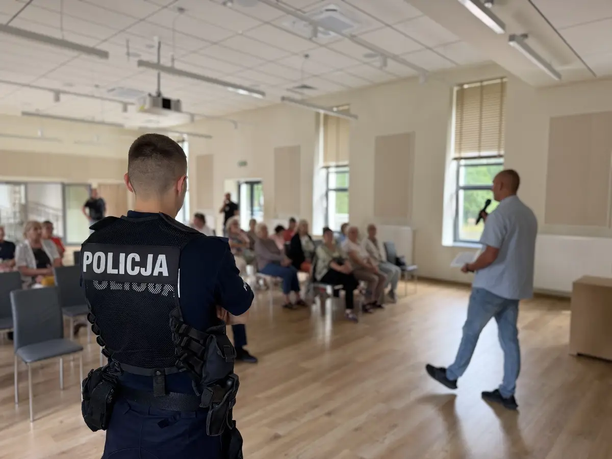 Policjanci edukują seniorów na temat zaginięć osób