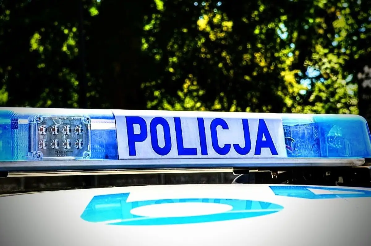 Interwencja policji po zgłoszeniu o płaczącym niemowlęciu w zamkniętym samochodzie