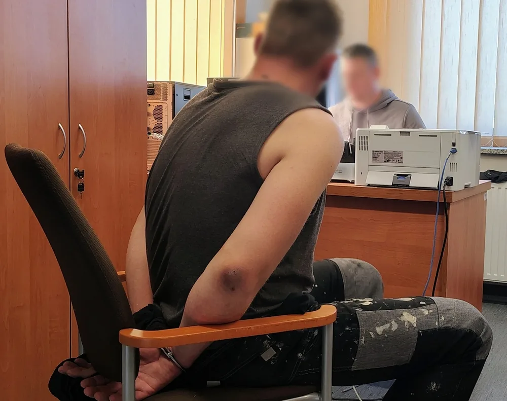 Mężczyzna ukrywający się przed wymiarem sprawiedliwości zatrzymany u babci